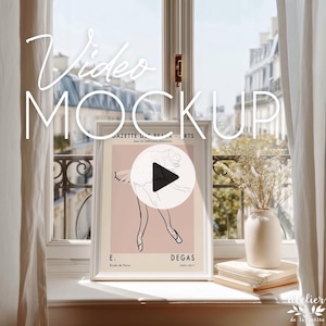 Può includere: Una stampa artistica incorniciata con un'illustrazione di ballerina di Degas, esposta su un davanzale. La stampa ha una combinazione di colori rosa e beige. Le parole "Video Mockup" sono scritte in corsivo. Un vaso con fiori secchi e libri sono anche visibili.