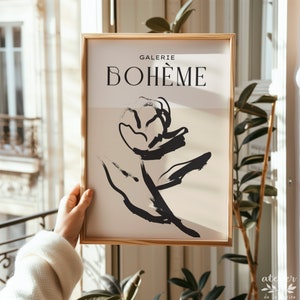 Pu&ograve; includere: Una stampa incorniciata con un design floreale astratto in bianco e nero. La stampa ha il testo "GALERIE BOHEME" in alto.