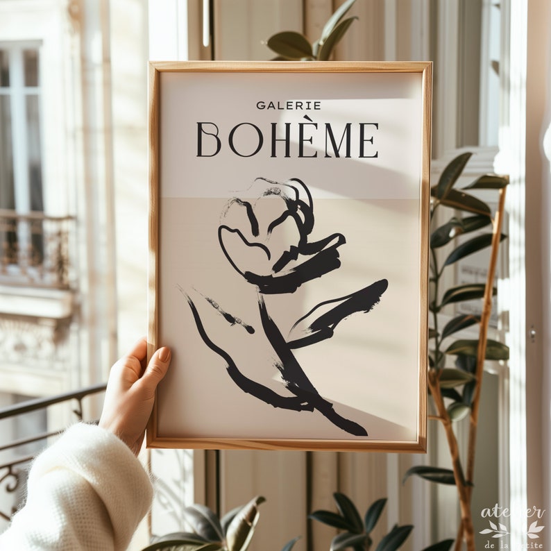 Pu&ograve; includere: Una stampa incorniciata con un design floreale astratto in bianco e nero. La stampa ha il testo "GALERIE BOHEME" in alto.