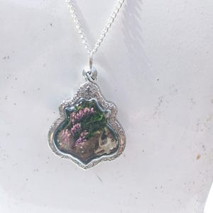 Schattenbox-Medaillon mit Nagerschädel und Blumen