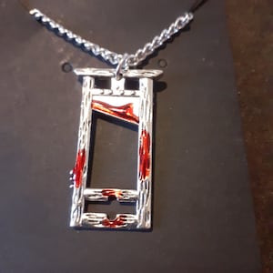 Pendentif guillotine sanglant halloween horreur gothique décalé