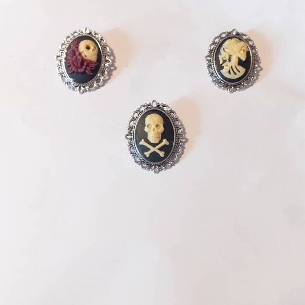 Broche mini camée gothique, choix de six motifs, chauve-souris, loup, pirate, tête de mort et roses tête de mort, pieuvre et monture noire ou argentée