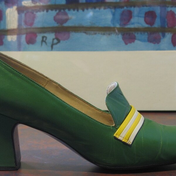 Vintage 60s MOD Bright Green Leather Shoes Chunky Heel 5 B Yellow White Trim