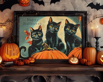 Może przedstawiać: Winietkowy obrazek z okazji Halloween przedstawiający trzy czarne koty z pełnią księżyca i tekstem "Happy Halloween" w ciemnej drewnianej ramie. Rama znajduje się na ciemnym drewnianym kominku z zapalonymi świecami i dyniami.