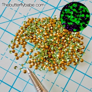 Strass con punta posteriore verde uranio reattivo UV da 2 mm