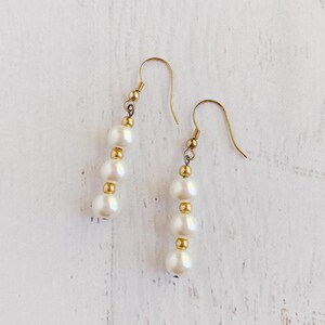 Pearly gold dangly earrings