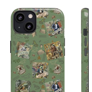 Op de afbeelding: Groene telefoonhoes met een herhaald patroon van leguaan illustraties, vintage postzegels en het woord "Iguana". De hoes heeft een verscheidenheid aan leguaan karakters in verschillende outfits en poses.