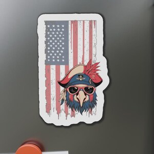以下が含まれることがあります： 赤、白、青のアメリカ国旗に、海賊の帽子とサングラスをかけた漫画のハゲワシが描かれています。ハゲワシは赤、白、青の色合いです。