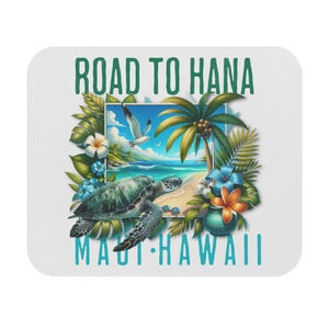 Op de afbeelding: Witte vierkante onderzetter met een tropisch ontwerp. De afbeelding toont een zeeschildpad, palmbomen en de tekst "Road to Hana Maui Hawaii". Het ontwerp bevat blauwe, groene en oranje kleuren.