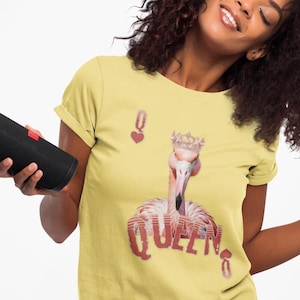 T-shirt graphique Flamant rose, flamant rose, cadeau pour elle, amateur d'oiseaux, amateur de plage, cadeau d'anniversaire, cadeau de joueur, reine, poker