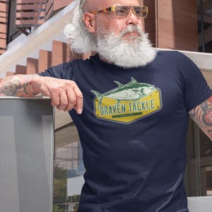 Draven Tackle Tuna Gold Badge Unisex Jersey Kurzarm T-Shirt, Vatertagsgeschenk, Weihnachtsgeschenk für Papa, Thunfischfischen, Fischer Geschenk, Angeln