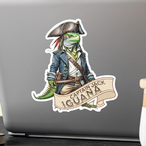 Calcomanía de vinilo de Iguana Capitán Jack - Pirata divertido - Reptil, Lagarto, Pirata, Jolly Roger, Regalo de marinero, Espadachín, Caribeño, Mapa del tesoro, Divertido