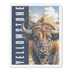 Può includere: Un magnete rettangolare con un'illustrazione dettagliata di un bisonte. Il bisonte è marrone e beige con grandi corna, sullo sfondo di un cielo blu e nuvole. La parola "YELLOWSTONE" è stampata verticalmente, con "EST 1872" sotto.