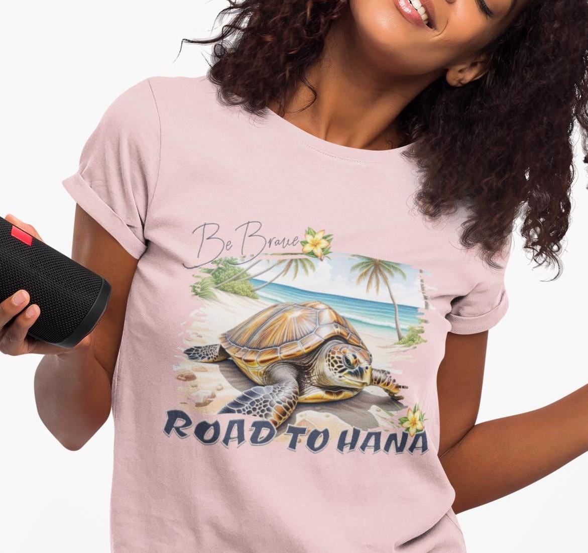 ロード・トゥ・ハナ・マウイ・ハワイ ウミガメ ビー・ブレイブTシャツ