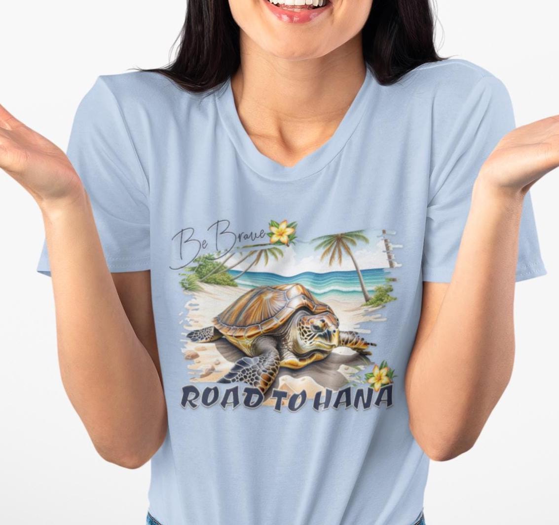 ロード・トゥ・ハナ・マウイ・ハワイ ウミガメ ビー・ブレイブTシャツ