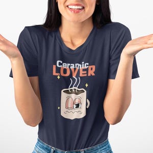 陶芸愛好家と眠そうなコーヒーカップのユニセックスジャージ半袖Tシャツ、陶芸家、陶芸家ギフト、趣味人ギフト、アート＆クラフトシャツ、コーヒー愛好家