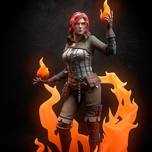 Peut inclure: Figurine détaillée d'une femme aux cheveux roux, vêtue d'une tenue verte et beige, tenant deux flammes orange incandescentes. La figurine se dresse sur une base entourée de flammes orange stylisées. La base porte un emblème argenté et le texte "h3LLcreator".