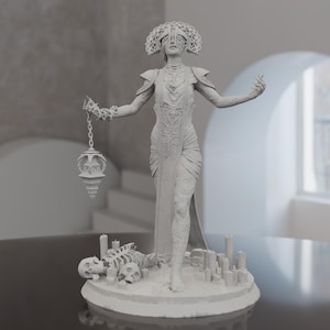 Op de afbeelding: Een wit, gedetailleerd, 3D-geprint beeldje van een vrouw met een blinddoek, die een lantaarn vasthoudt en op een voetstuk staat met schedels en kaarsen.