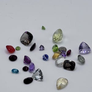 Chasse au trésor de pierres précieuses à facettes, plus de 50 carats : mélange de pierres précieuses et semi-précieuses
