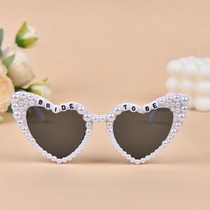 Óculos de sol personalizados para casamento, óculos de sol com pérolas para noivas, óculos de sol em formato de coração para noivas, lembrancinhas de casamento para madrinhas, presente para chá de panela
