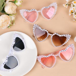 Personalisierte Braut zu Perle Sonnenbrille, Braut herzförmige Sonnenbrille, Hochzeitsgeschenk für Brautjungfern, Dusche Geschenk, Bachelorette Vorschlag