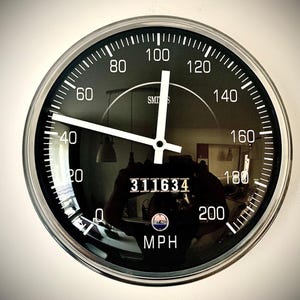 Könnte beinhalten: Ein schwarzer und silberner Tachometer mit weißen Markierungen und Zeigern. Der Tachometer zeigt 311634 und MPH an. Das Messgerät hat ein kreisförmiges Design mit einem reflektierenden schwarzen Zifferblatt und einem silbernen Rand.