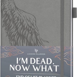Könnte beinhalten: Graues Legend Planner Notizbuch mit einem Engelsflügel-Design. Das Notizbuch hat einen elastischen Bandverschluss und den Text "I'M DEAD. NOW WHAT" und "END OF LIFE PLANNER".