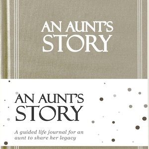 以下が含まれることがあります： 白い文字で「AN AUNT'S STORY」というタイトルが書かれたハードカバーのジャーナル。ジャーナルは、白い装飾的なボーダーが付いた、明るい茶色のテクスチャードカバーです。中央の白い帯にはタイトルが繰り返され、「A guided life journal for an aunt to share her legacy」というテキストが含まれています。