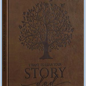 Può includere: Un diario marrone con un design ad albero in rilievo e le parole "I WANT TO HEAR YOUR STORY dad". Il dorso recita "DAD I WANT TO HEAR YOUR STORY". La copertina presenta un albero dettagliato con uccelli.