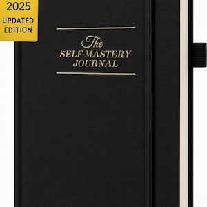 Può includere: Un diario nero con il titolo "The Self-Mastery Journal" in lettere dorate. Il diario ha una chiusura con fascia elastica e un'etichetta gialla con la scritta "2025 Updated Edition". La copertina del diario ha un aspetto strutturato.