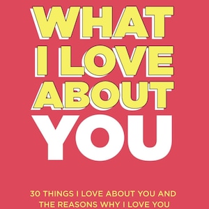 Può includere: Una copertina di libro rossa con la scritta "WHAT I LOVE ABOUT YOU" in grandi lettere gialle. Sotto, un testo più piccolo recita "30 COSE CHE AMO DI TE E I MOTIVI PER CUI TI AMO".
