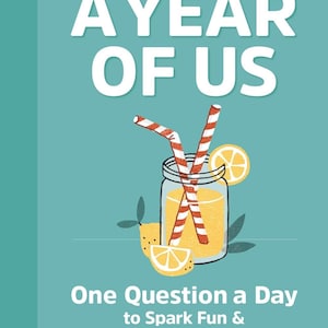 Könnte beinhalten: Ein türkisfarbenes Journal mit dem Titel "A Year of Us" und dem Untertitel "One Question a Day to Spark Fun & Meaningful Conversations". Das Cover zeigt ein Glas Limonade mit gestreiften Strohhalmen und Zitronenscheiben.