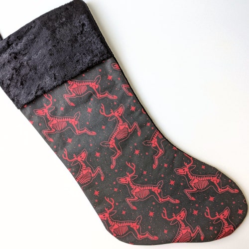 Chaussette des Fêtes Creepmas squelette de renne | Décoration Hexmas | Bas de Noël rouge et noir