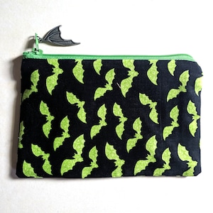 Estuche con cremallera gótico y espeluznante de murciélagos vampiros con detalles en verde brillante y forro a juego.