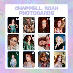 Puede incluir: Fototarjetas con Chappell Roan. Las tarjetas muestran varias im&aacute;genes de la artista, cada una con una pose y estilo &uacute;nicos. Las tarjetas est&aacute;n dispuestas en una cuadr&iacute;cula, cada una etiquetada con una letra de la M a la X.