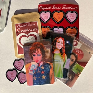 Chappell Roan Sweetheart Collection - Ensemble complet de cartes-photos, feuille d'autocollants, breloques pour téléphone, sac invisible