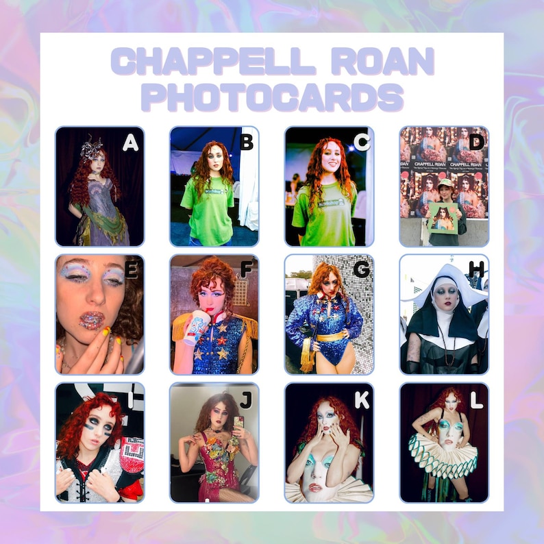 Puede incluir: Una colecci&oacute;n de fototarjetas de Chappell Roan. Las tarjetas presentan varias im&aacute;genes de Chappell Roan con diferentes atuendos y poses. El texto "CHAPPELL ROAN PHOTOCARDS" est&aacute; en la parte superior de la imagen.