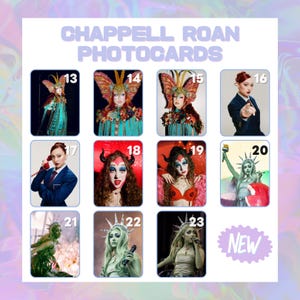Puede incluir: Una colecci&oacute;n de fototarjetas de Chappell Roan. Las tarjetas presentan varias im&aacute;genes de Chappell Roan con diferentes disfraces y poses, incluyendo un look inspirado en la Estatua de la Libertad y una apariencia diab&oacute;lica. El texto "CHAPPELL ROAN PHOTOCARDS" est&aacute; en la parte superior.