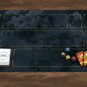 以下が含まれることがあります： 黒いゲームマット。地図のデザインと金色のアクセント。カードデッキ、サイコロ、その他のゲームカードが含まれています。「LEAGUE OF LEGENDS」の文字がカードに表示されています。