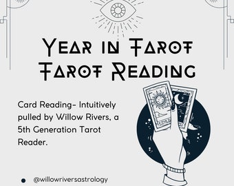Puede incluir: Una lectura de tarot para el año que viene. La imagen muestra una mano sosteniendo dos cartas de tarot, una con el sol y la otra con la luna. El texto dice "Año en Tarot Lectura de Tarot" y "Lectura de cartas - Intuitivamente tirada por Willow Rivers, una lectora de tarot de 5ª generación." El texto también incluye el nombre de perfil en las redes sociales "@willowriversastrology".