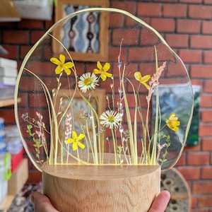 Gepresste Wildblumen-Harzlampe - Handgemachte Beleuchtung auf Holzsockel - Boho Getrocknete Blumenkunst - Geschenk für Blumenliebhaber