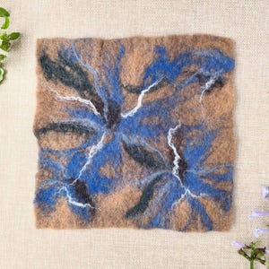 Puede incluir: Un juego de tres tazas de cerámica con acabado mate y moteado. Las tazas son de color crema, gris claro y gris oscuro. Cada taza tiene un diseño simple y minimalista, ideal para café o té.