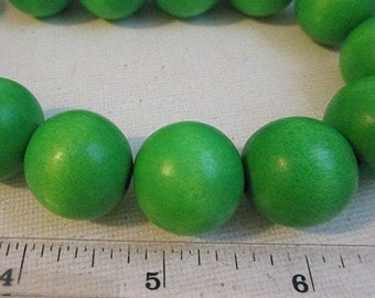 30 wooden beads green 12 mm