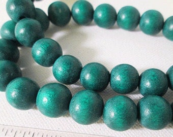 30 wooden beads green 12 mm