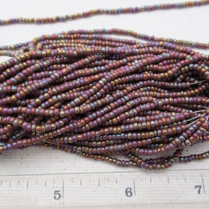 Glass Seed Beads, 10/0 Rainbow Metallic, 2-3mm, Hank 18 strands sb29 Bild 5