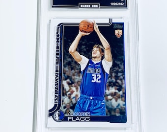 Tarjeta de novato de los Mavericks de Cooper Flagg 2025 Topps #201, grado 10