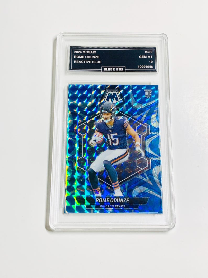 Pu&ograve; includere: Una carta collezionabile di football Mosaic 2024 con Rome Odunze dei Chicago Bears. La carta ha un design blu reattivo ed &egrave; classificata GEM MT 10. La carta &egrave; racchiusa in un supporto protettivo.
