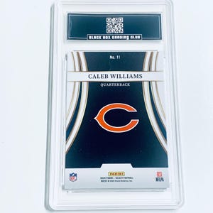 Pu&ograve; includere: Una carta di football di Caleb Williams valutata in una custodia protettiva trasparente. La carta presenta il nome e la posizione del giocatore, con il logo dei Chicago Bears. La custodia ha un'etichetta di Black Box Grading Club.