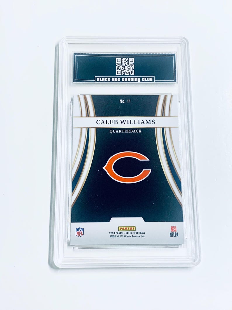 Pu&ograve; includere: Una carta di football di Caleb Williams valutata in una custodia protettiva trasparente. La carta presenta il nome e la posizione del giocatore, con il logo dei Chicago Bears. La custodia ha un'etichetta di Black Box Grading Club.