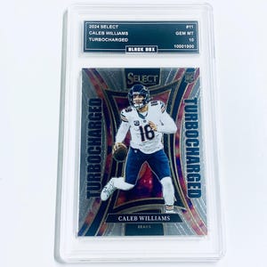 Pu&ograve; includere: Una carta collezionabile di football 2024 Select Caleb Williams Turbocharged, valutata GEM MT 10, in un supporto protettivo. La carta presenta un giocatore in uniforme bianca e blu navy, con un pallone da football. Il testo "Turbocharged" &egrave; visibile.